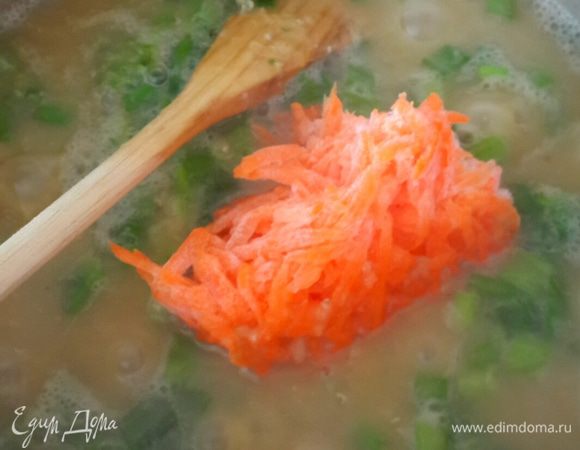 Морковку трем на терке и тоже в суп. Я взяла мороженную. Нужно очищать запасы в морозилке так как новый сезон скоро и молоденькая морковка будет. Моя подруга этот суп варит но делает зажарку на сковородке как для обычных супов. Но мне не нравиться ее вариант. Хотя каждый решит сам для себя сам. 