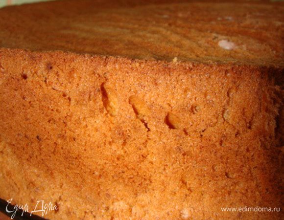 Выпекаем медовый бисквит: взбиваем желтки с половиной сахара до его растворения, взбиваем белки с оставшимся сахаром, мед растопить и добавить в него соду, добавить половину белков в желтки, аккуратно перемешать, всыпать половину муки, перемешать снизу вверх, добавить растопленный мед и остальную муку, перемешать и добавить оставшиеся белки, выпечь 20-30 мин при температуре 180 гр.