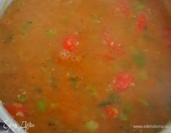 Для красноты супа пару ложек томатной пасты (я в основном ее не кладу....обычно больше помидор кладу  и сок из томатов))) но сегодня мой суп с томатной пастой.