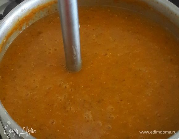 Когда все овощи сварились и нам все нравиться...берем блендер и превращаем наш суп в пюре