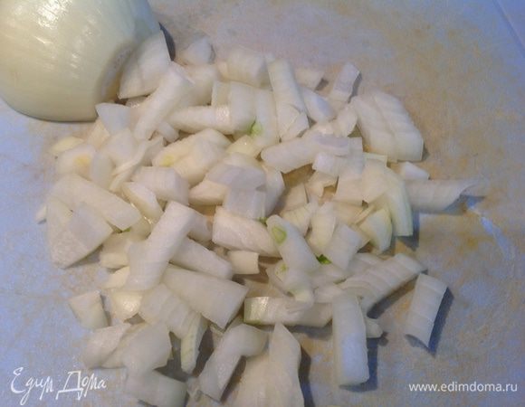 Рис сварить до полуготовности. Лук мелко порезать, обжарить на растительном масле до золотистости.