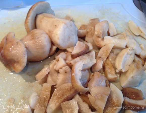Грибы сварить в подсоленной воде, мелко порезать, обжарить вместе с луком. Выложите.