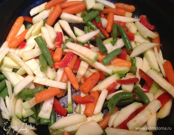 На той же сковороде обжарьте овощи (не размораживая). Берите ту овощную смесь, которая нравится вам. У меня в равных пропорциях: морковь, стручковая фасоль, кабачки, болгарский перец, помидоры.