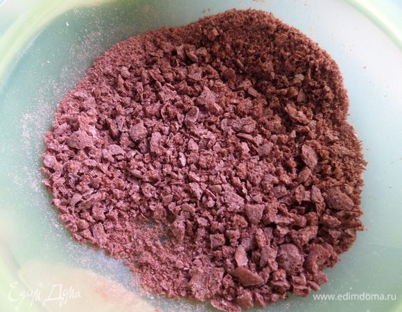 Шоколадные хлопья измельчаем.