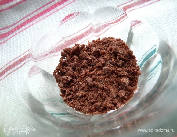 На дно широкого стакана выложим ложку сливок,сверху засыплем сливки крошкой плотно.