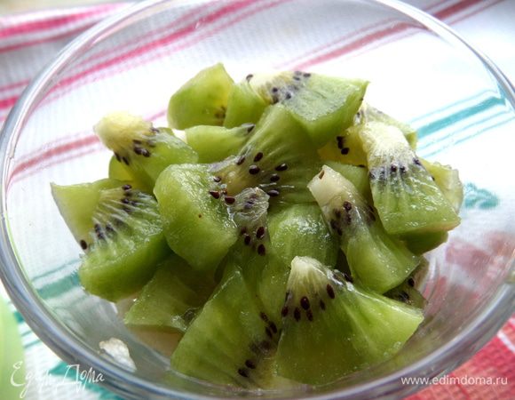 Накрыть кусочками киви грушу.