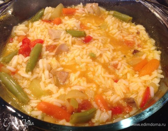 В огнеупорной форме смешать рис, овощи и грибы. Посолить, приправить перцем. Шафран развести в 1 ст горячей воде. Залить шафрановой водой плов, накрыть крышкой, поставить в духовку томится на 20-25 минут.