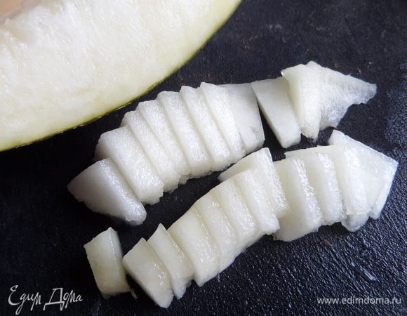 Нарезать самую сочную часть на кусочки.