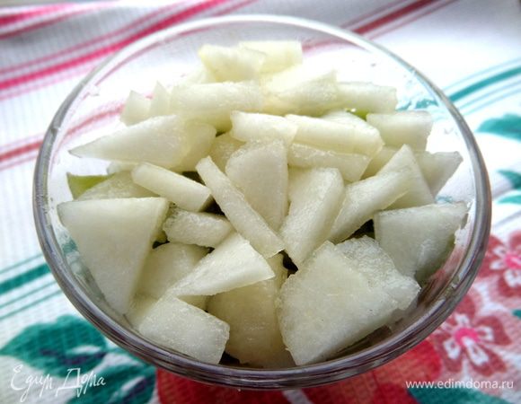 На самом деле можно посыпать крошкой КАЖДЫЙ слой фруктов)))