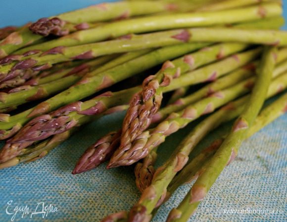 У нас в разгаре сезон спаржи! Вчера мне попалась именно свеженькая, молоденькая спаржа с красивой длинной ножкой - как я люблю! )))