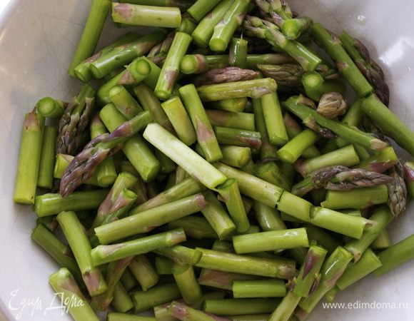 Итак, спаржу вымыть и, удалив самую нижнюю твердую часть стебля, разрезать на небольшие кусочки по 1,5-2 см...