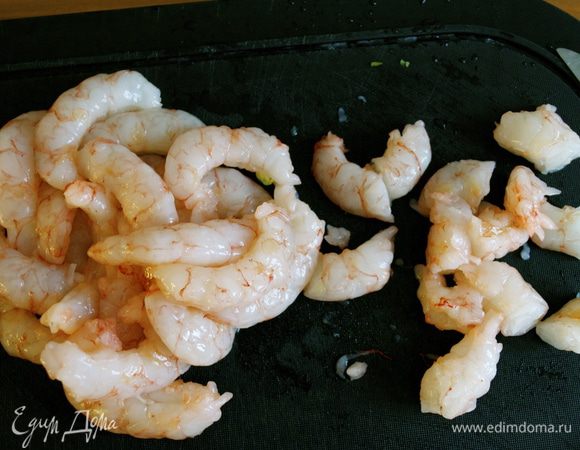 Хвосты креветок очистить и нарезать (если большие) небольшими кусочками, примерно того же размера, что и спаржа.