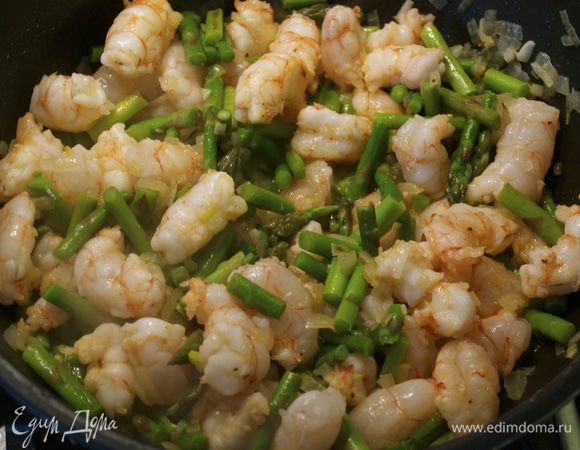 После чего добавить к овощам креветки. Перемешать.