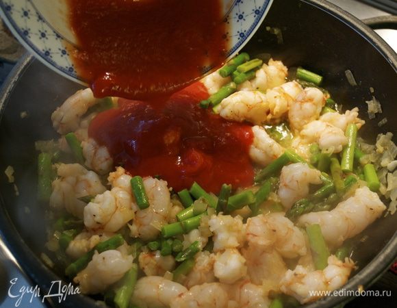 А в сковороду с креветочно-овощной смесью добавить томатный соус. Посолить, поперчить по вкусу...