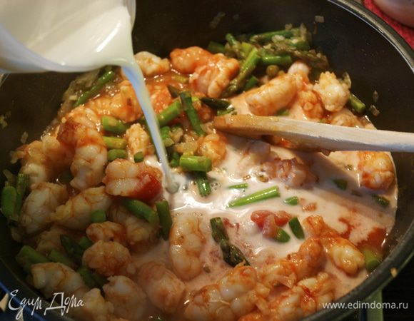 И влить молоко... Осторожно все перемешать и тушить соус на огне до загустения. Если соус Вам покажется слишком жидким, просто добавьте 1 ст.л. крахмала и перемешайте, доводя соус до желаемой консистенции.