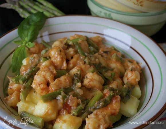 Добавить к ньоккам соус из сковороды, перемешать и подавать сразу же, присыпав измельченным базиликом!