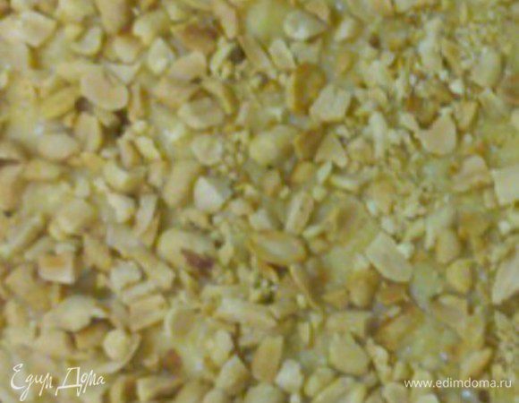 Сперва поджарьте немного орешки, они нам понадобятся уже остывшие и порубленные. Я обычно заворачиваю в полотенце и отбиваю сверху молотком для мяса. Получается не слишком мелко, как в комбайне, то что нам надо. И еще из личного опыта могу сказать, кешью не берите, их почти не чувствуется в этом торте. Лучше взять более ярко выраженный вкус ореха.
Пока орехи жарятся, рисуем на пергаменте 2 круга диаметром примерно 23-22 см. И достаем из холодильника наше масло, пускай нагревается потихоньку.