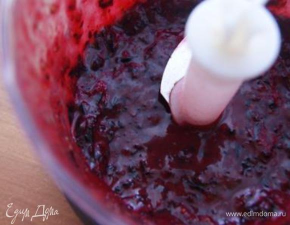 Смородину разморозить , сложить в блендер с желтками и сливками, взбить.