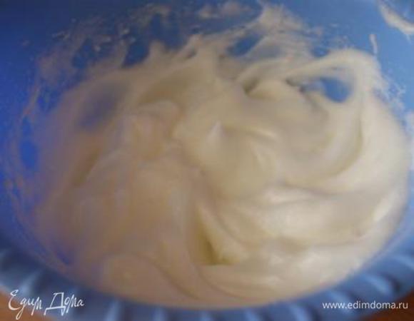 Белки взбить до пик.