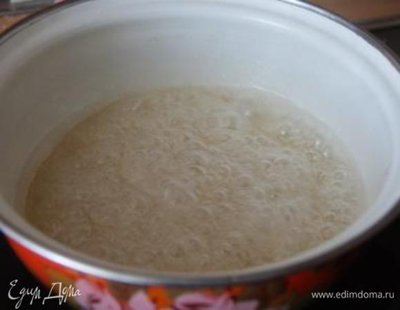 Агар с водой довести до кипения, добавить сахар ,прокипятить пару минут.