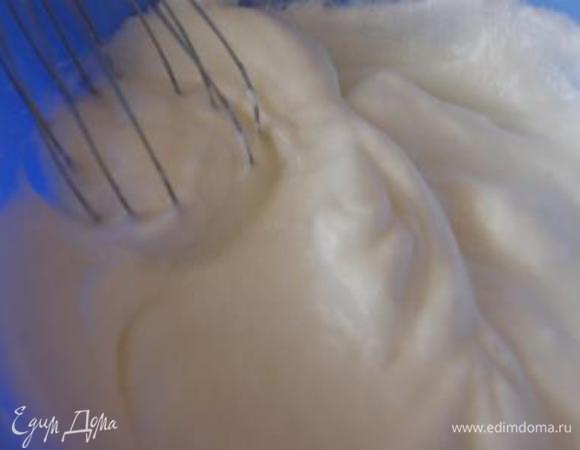 Агар добавить к белкам, взбить. Масса значительно увеличится в объеме и станет гладкой.