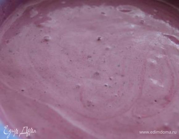 Добавить ягодное пюре и еще раз аккуратно взбить.