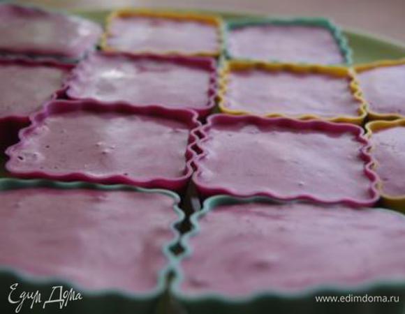 Разложить по формочкам, отправить в холодильник на пол часа.