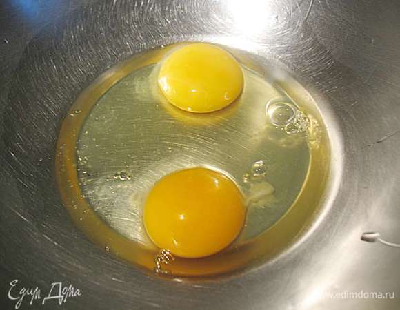 Яйца взбить миксером в пену, они должны увеличится где то в два раза. 