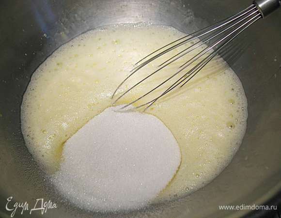К взбитым яйцам добавить сахар и ванильный сахар. Взбить.  