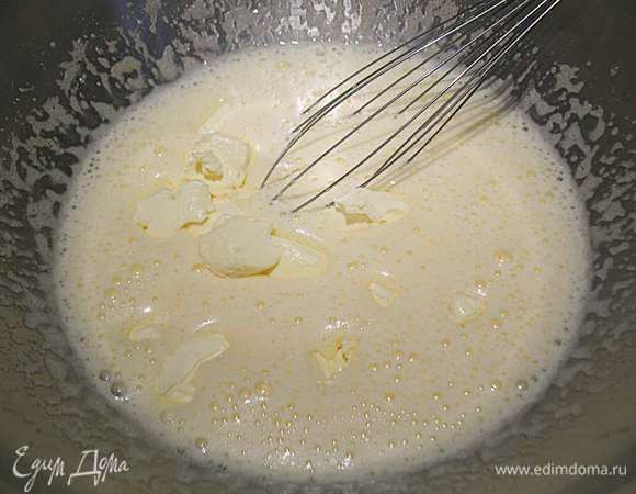 К массе добавить сливочное масло комнатной температуры и снова продолжить взбивать. 