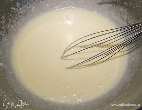 Добавить кефир и снова взбить/перемешать. 