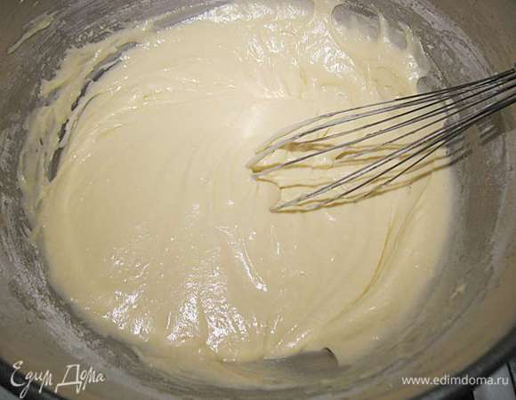 Муку смешать с разрыхлителем и просеять. Просеянную муку частями добавить к жидкой массе. 