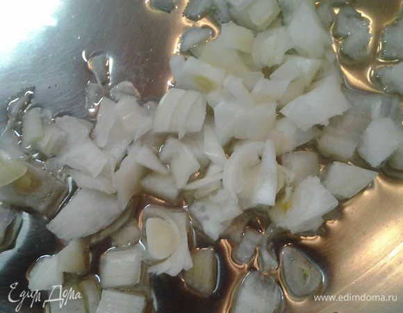 Лук порезать мелко и обжарить до золотистого цвета.
