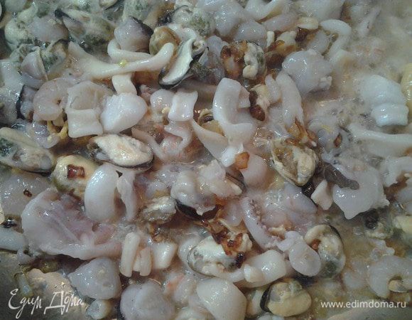 Морской коктейль добавить к луку и жарить до выпаривания жидкости. У меня примерно на это ушло минут 10. Посолить, поперчить и добавить специи по вкусу.