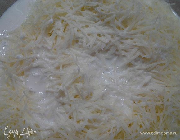 В это время натереть сыр на мелкой терке и смешать со сливками.