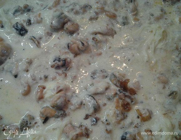 Как только из коктейля выпарится жидкость, добавить сливки с сыром. Тушить 10 минут.
И все. Блюдо готово.