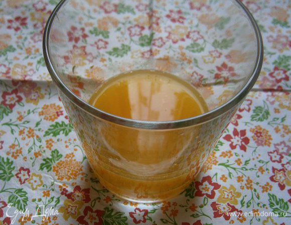 Из апельсина выжать сок.