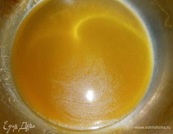 Вылить в сотейник, добавить сахар и проварить, помешивая, в течении 2 минут. Снять с огня, остудить (пока будем нарезать фрукты) и добавить масло грецкого ореха, перемешать.