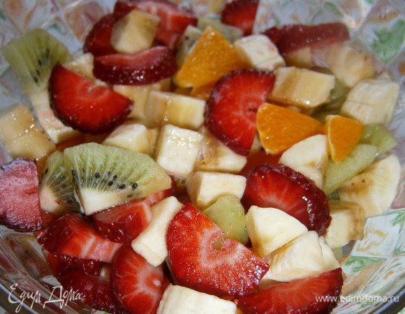 Фрукты очистить и нарезать ломтиками средней величины.