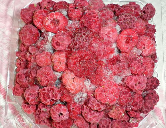 Ягоды малины разморозить.