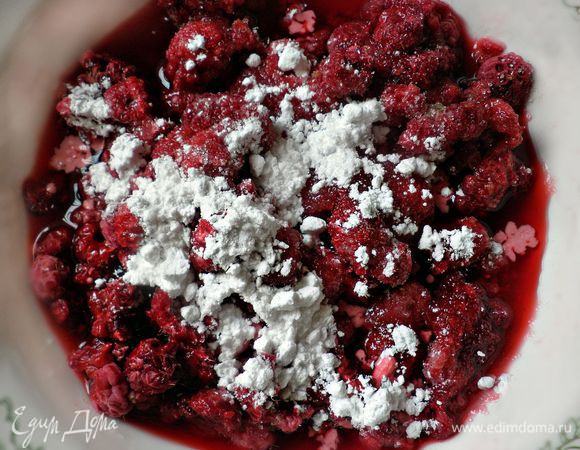 Когда ягоды подтают, присыпать их крахмалом и сахаром, дать стечь соку.