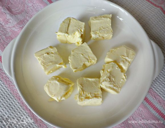 Сливочное масло нарезать кубиками и дать оттаять до комнатной температуры.
