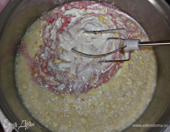 Затем постепенно добавить сок от малины и снова перемешать.  
После этого необходимо добавить сметану и соду, дать постоять 2 мин и перемешать. Постепенно ввести муку и замесить тесто по консистенции, как на оладьи.