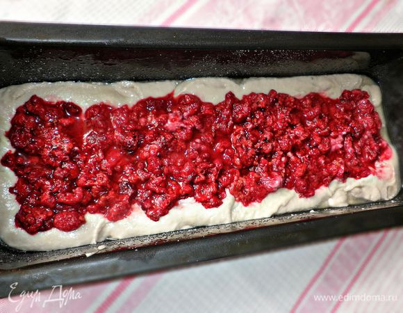 Прямоугольную форму для кекса смазать растительным маслом, присыпать манкой. Выложить половину теста, сверху разложить ягоды малины. Залить оставшимся тестом, наполняя форму на 3/4. Выпекать кекс в нагретой до 180г духовке около 40 мин. Готовность кекса необходимо проверить с помощью деревянной палочки.