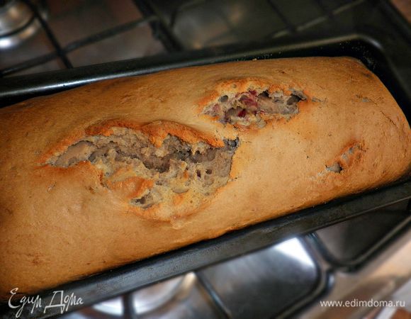 Готовый кекс вынуть из духовки, дать немного остыть. Выложить из формы на блюдо и присыпать сахарной пудрой. 