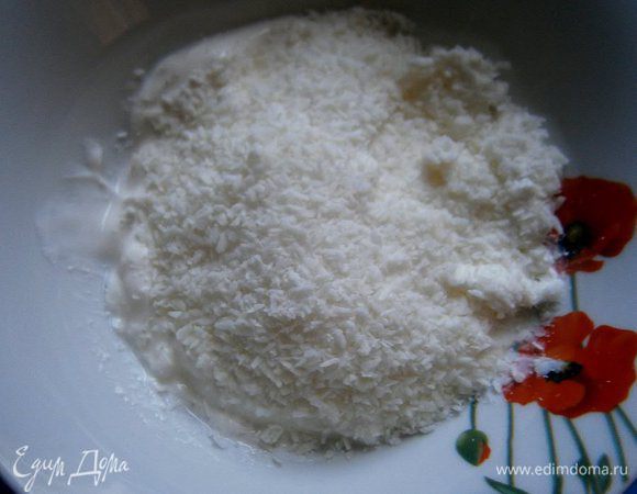 К йогурту добавить кокосовую стружку, сахарную пудру, ванильный сахар и перемешать.