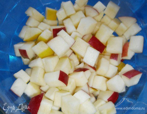 Яблоки нарезать кубиками, сложить в миску и сбрызнуть соком лимона.