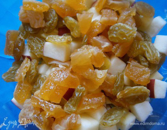 Изюм и сушеный персик промыть, обсушить.
Персик нарезать кубиками и добавить вместе  с изюмом к яблокам, перемешать.