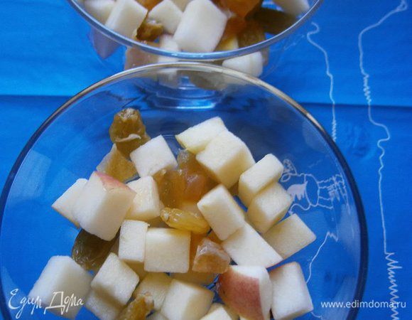 В креманки выложить слой яблочного салата.