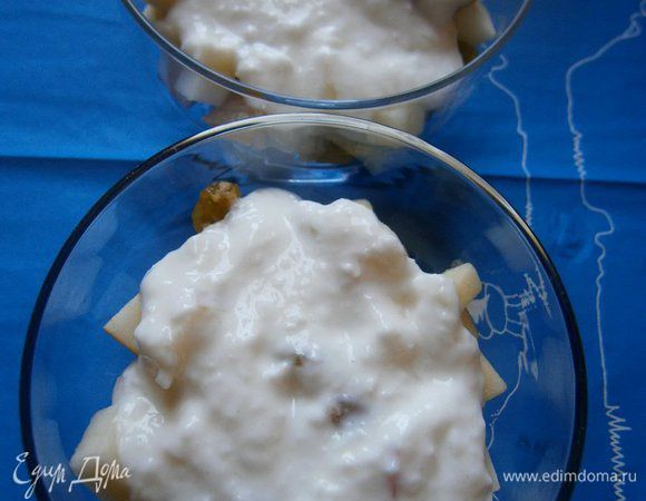 Затем полить кокосовым йогуртом.